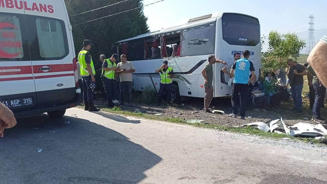 Tır ile servis midibüsü kafa kafaya çarpıştı: 1'i ağır 26 yaralı - Resim: 32